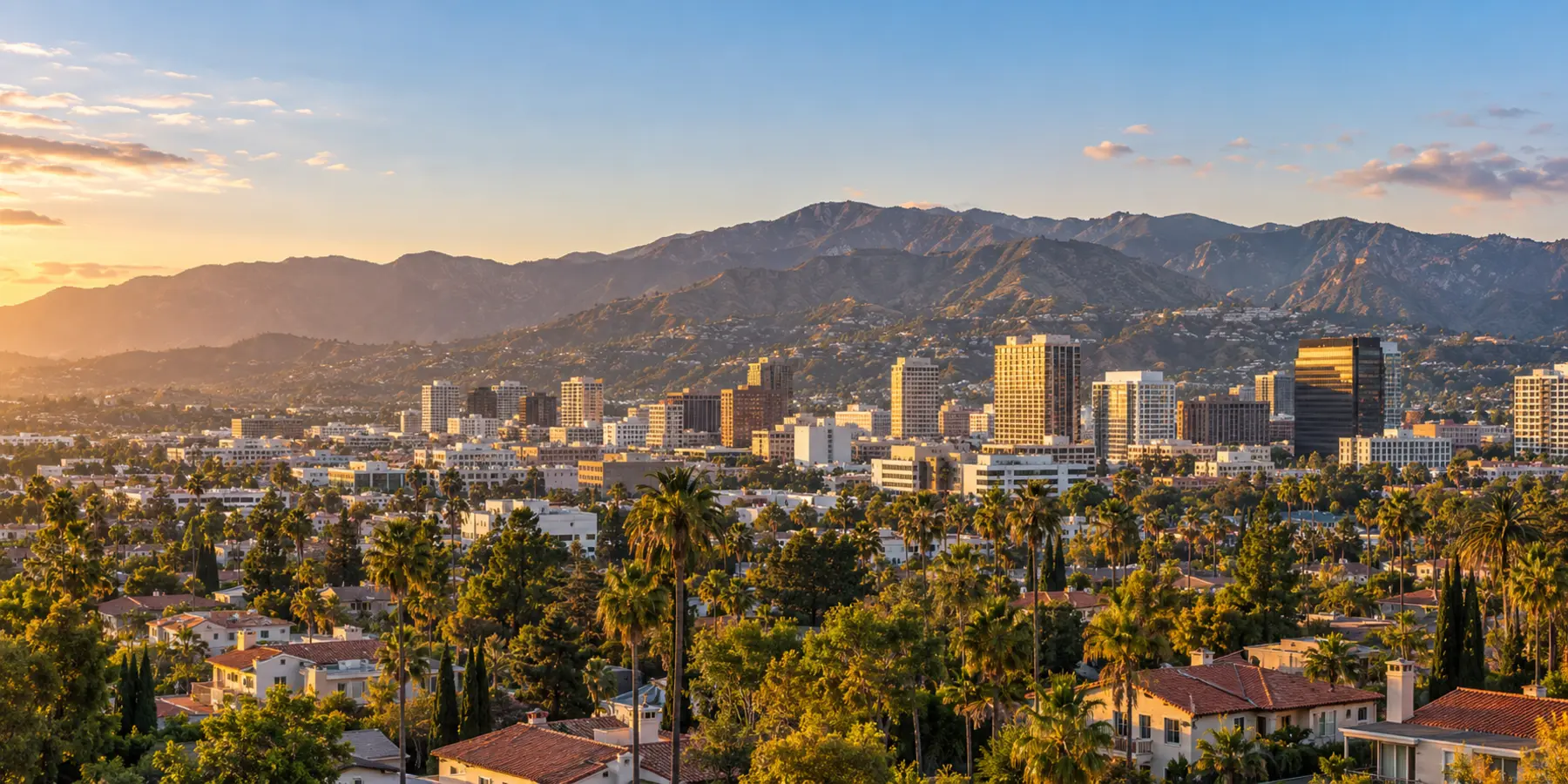 Vista panorámica de Glendale, California, con centro urbano, vecindarios y montañas Verdugo de Glendale