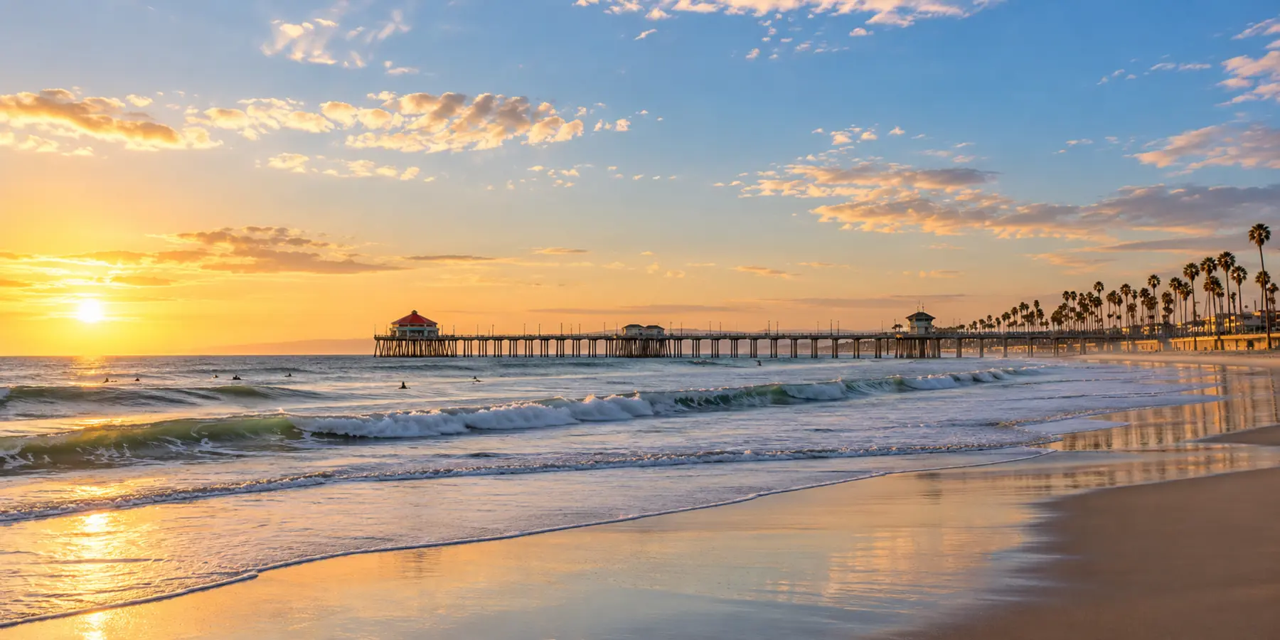 Vista panorámica de Huntington Beach, California, con muelle, playa y palmeras de Huntington Beach