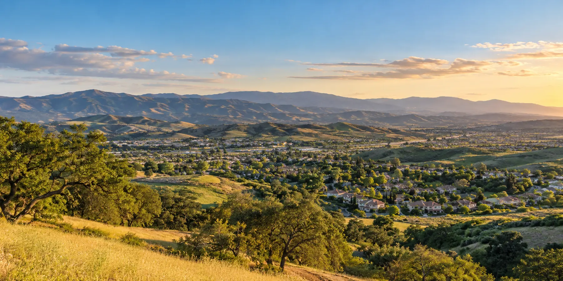 Vista panorámica de Moorpark, California, con colinas, vecindarios y espacios abiertos de Moorpark
