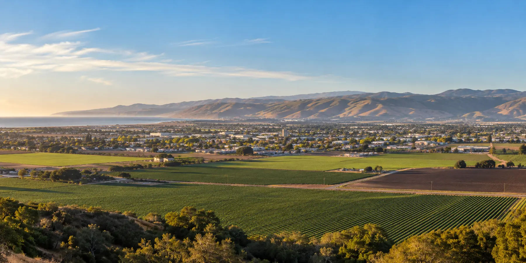 Vista panorámica de Santa Maria, California, con valle agrícola, ciudad y colinas costeras de Santa Maria