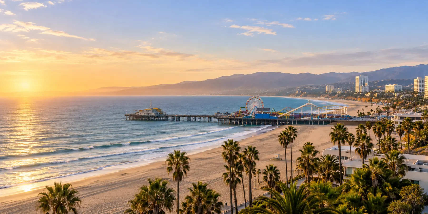 Vista panorámica de Santa Monica, California, con muelle, playa, palmeras y costa de Santa Monica