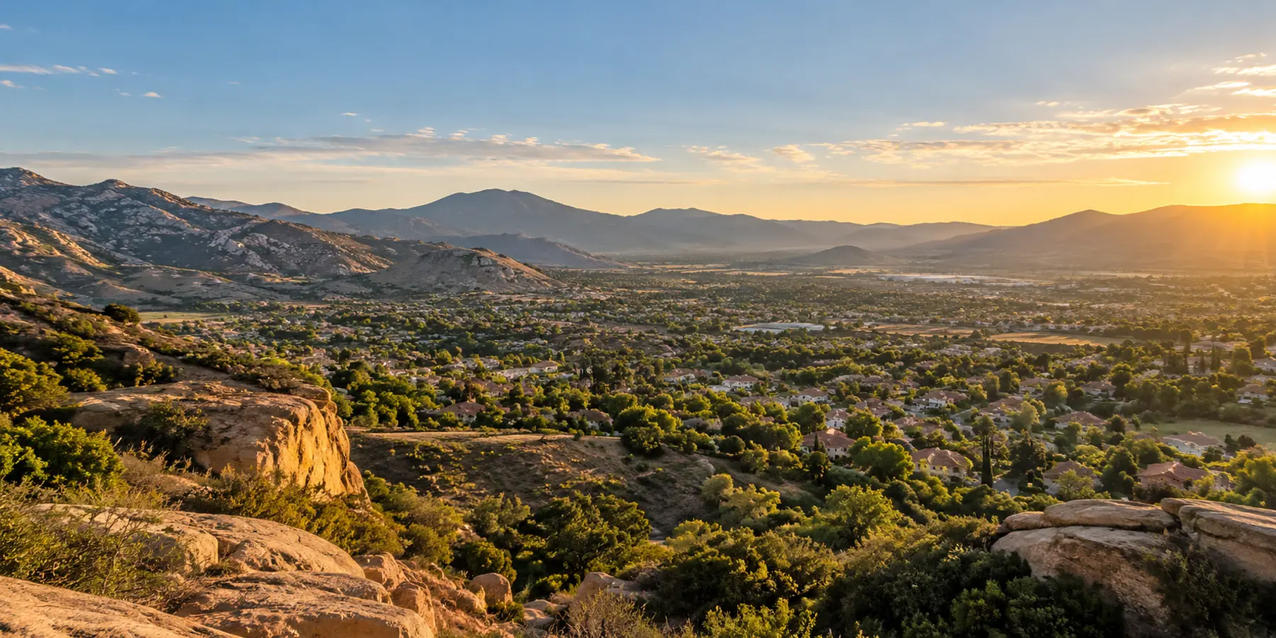 Vista panorámica de Simi Valley, California, con colinas rocosas, vecindarios y espacios abiertos de Simi Valley