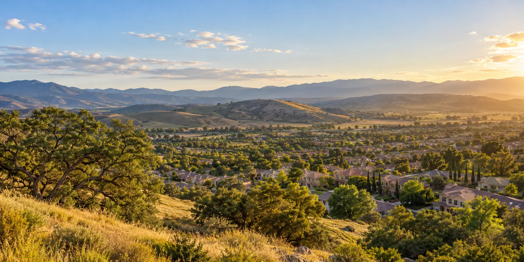 Vista panorámica de Thousand Oaks, California, con robles, colinas y vecindarios de Thousand Oaks
